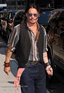 ジョニーデップの腰バンダナイメージ。 引用: Johnny Depp and Paisley Bandana Handkerchief / Coolspotters