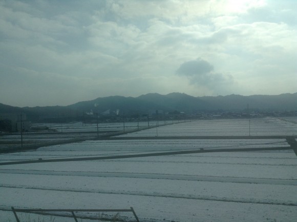 雪の降っている景色を新幹線から眺めるいおりん。